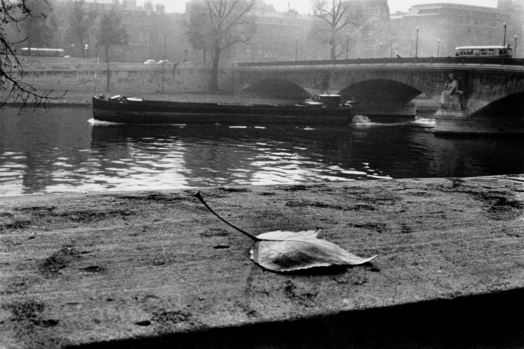 Paris. Port Des Champs-Elysées. 1959. © Sergio Larrain/Magnum Photos.
